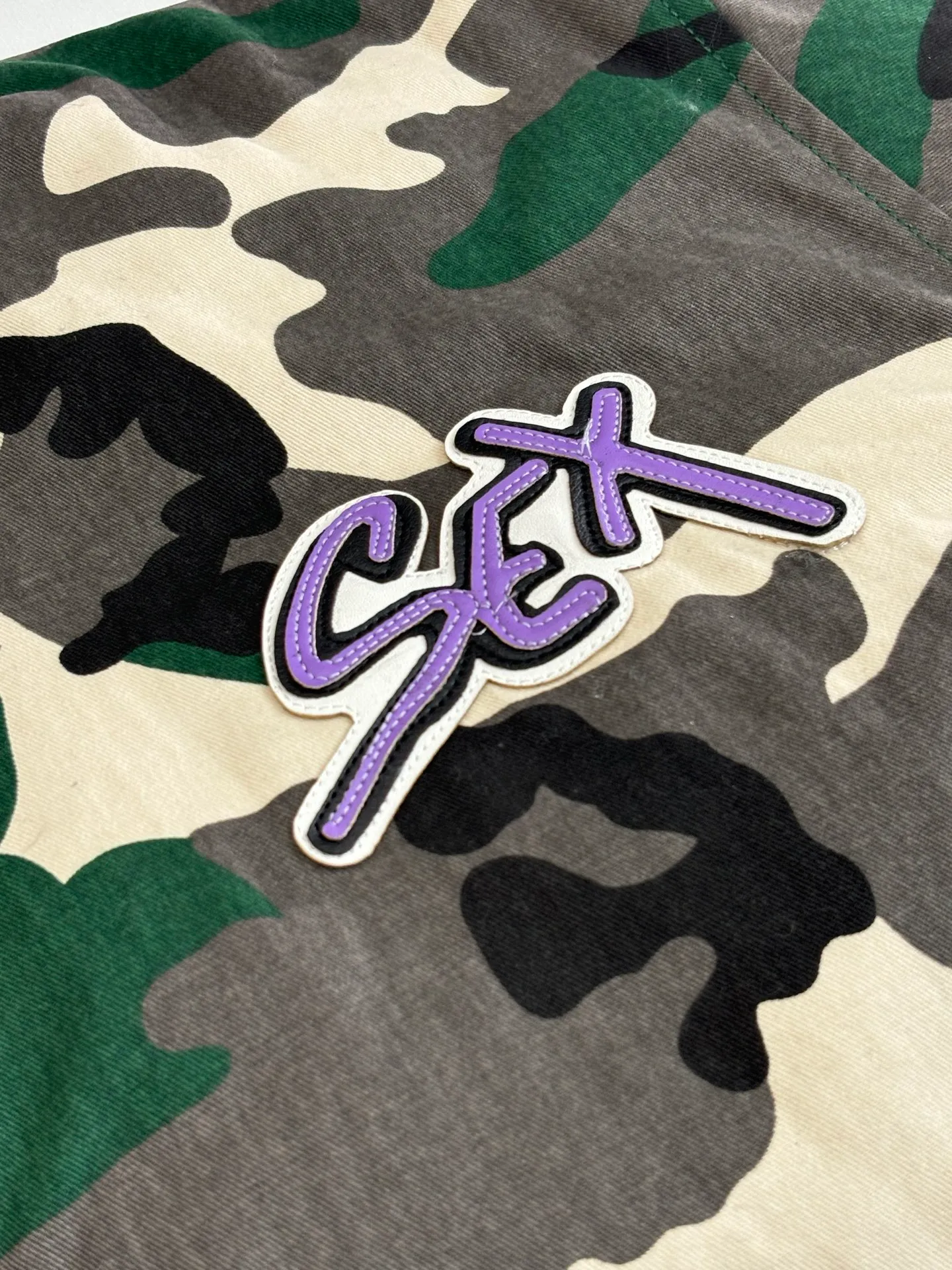 P1010 Chrome Heat*/CH Chrome Heat Camouflage Flight Jacket Cotton Jacket was purchased and developed by a Los Angeles agent for US$5,600. This model is made of custom-made military canvas fabric and is reproduced 1:1 according to the original model, with a piece of cloth printed camouflage pattern. The customization period for the chest sex pattern stamp is 20 days, the minimum order is 1800 pieces, and the color plate is matched. The hardware buckles are all made of electroplated 925 silver material, the weight is perfectly restored, and they are aged and oxidized to black. The back printing uses positioning screen glue printing, and the sleeve pockets are also positioned and opened by a template machine.  Size: M/L/XL/XXL
